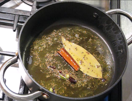 The Spice Route Cookery School - step 1 : cook the 1st masala in hot oil