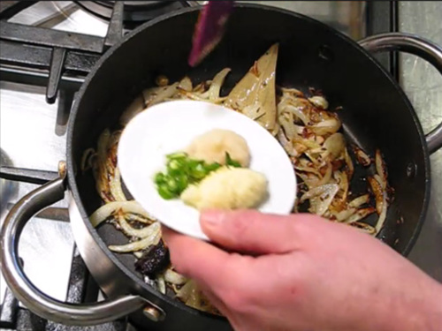 The Spice Route Cookery School - step 2 : brown onions and add the wet masala